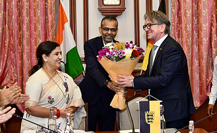 संयुक्त जाहीरनाम्यावर स्वाक्षरीचा क्षण